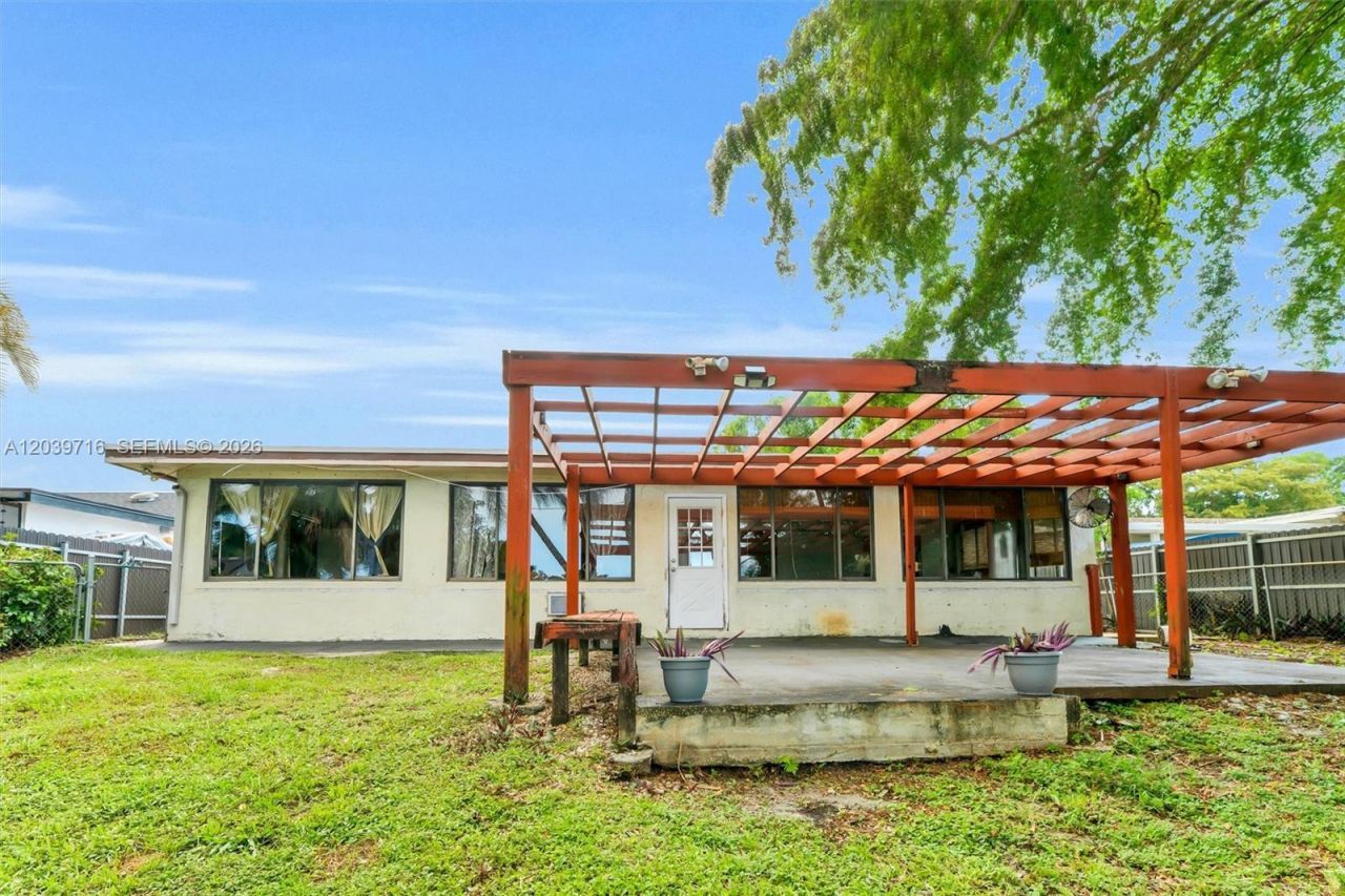 551 NW 99th Way, Pembroke Pines, FL 33024 Photo