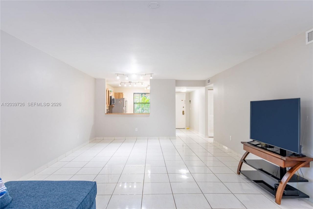 601 Ives Dairy Rd, Unit 101-8, Miami, FL 33179 Photo