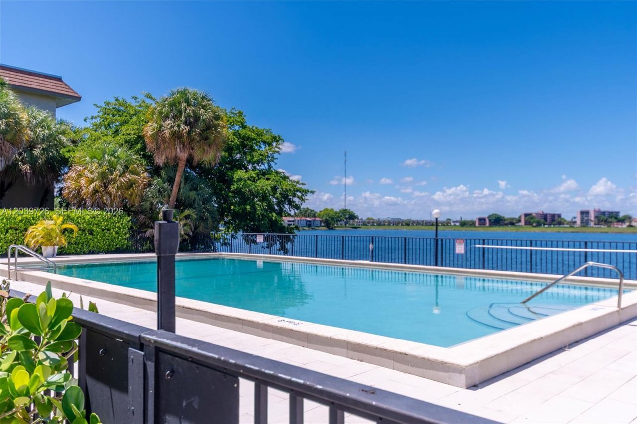 601 Ives Dairy Rd, Unit 101-8, Miami, FL 33179 Photo
