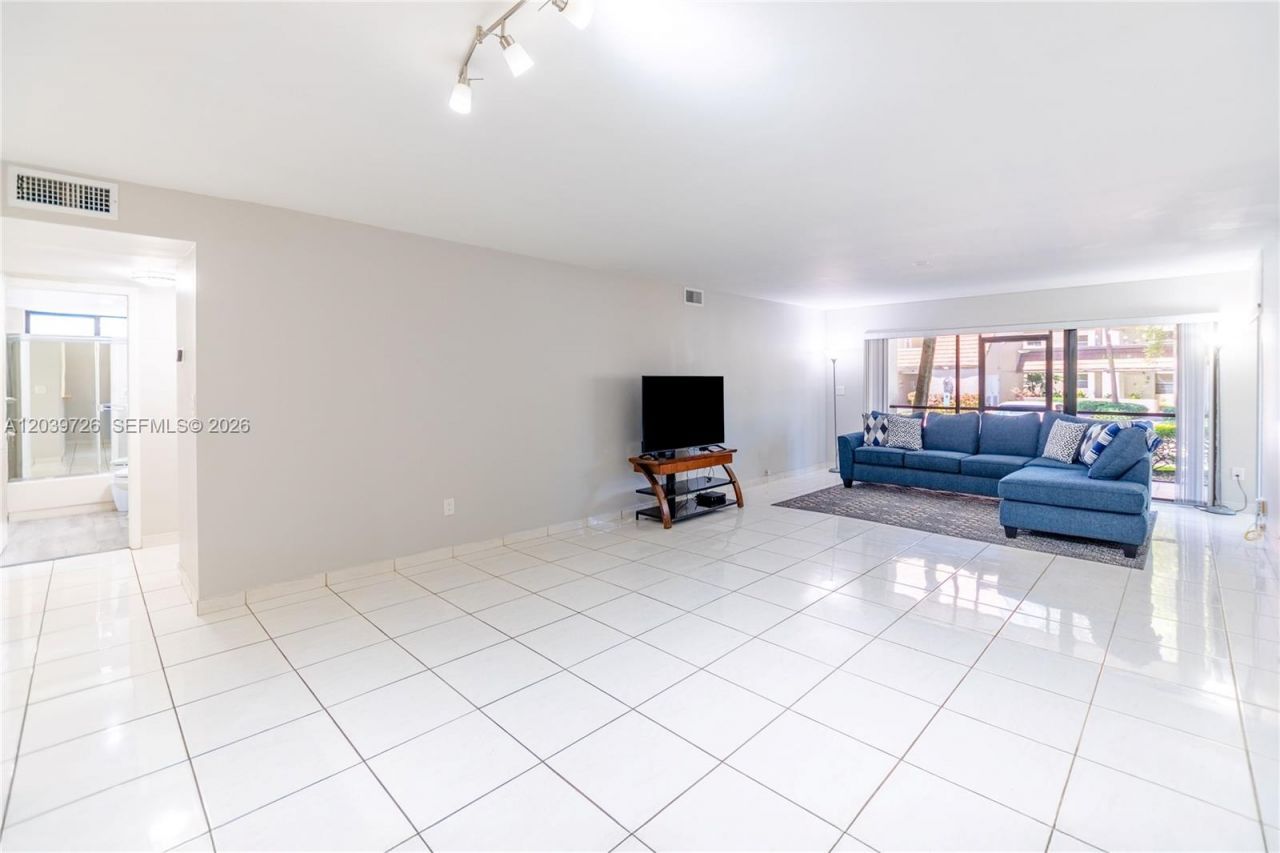 601 Ives Dairy Rd, Unit 101-8, Miami, FL 33179 Photo