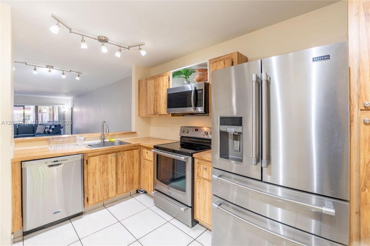 601 Ives Dairy Rd, Unit 101-8, Miami, FL 33179 Photo