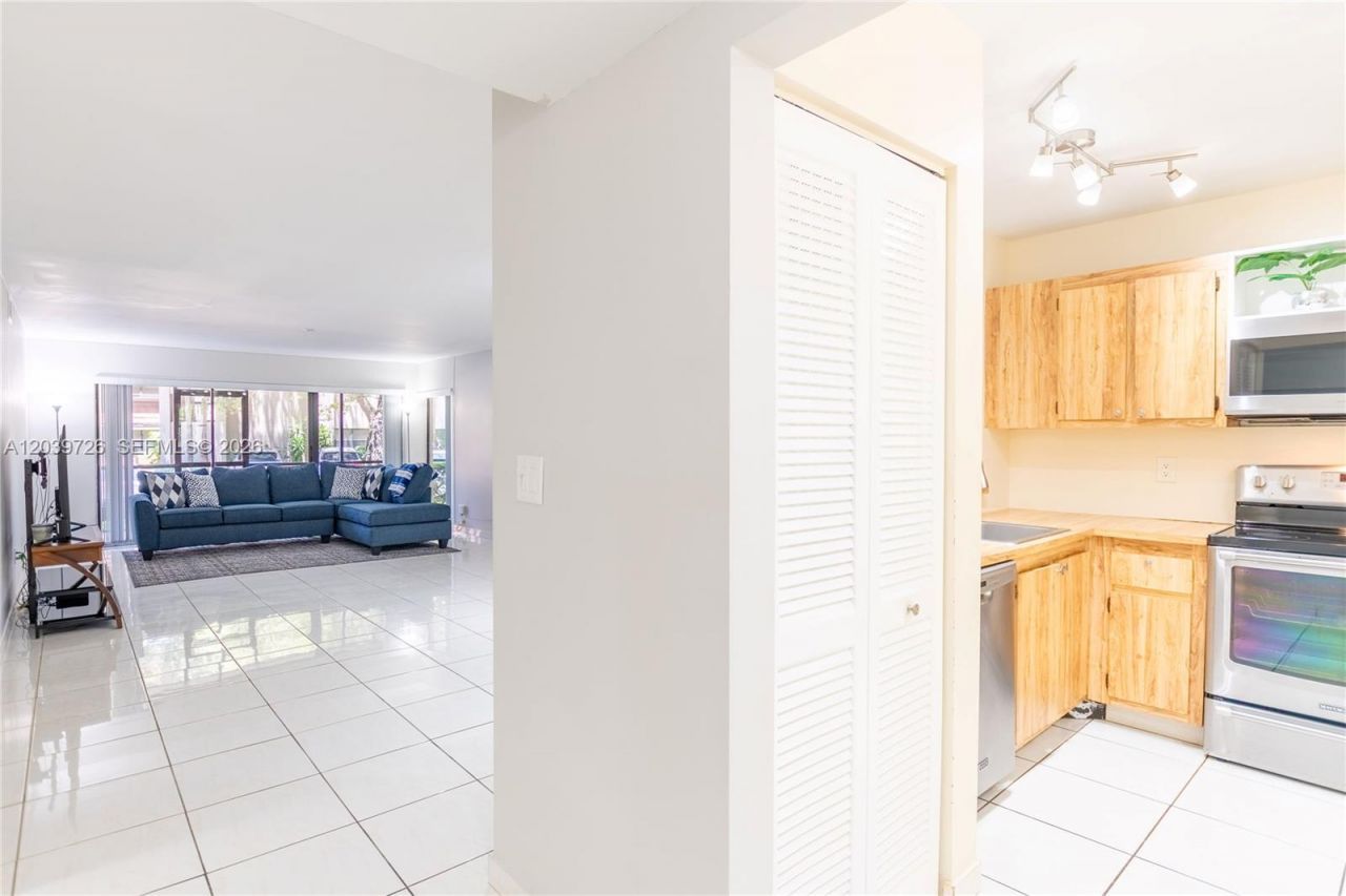 601 Ives Dairy Rd, Unit 101-8, Miami, FL 33179 Photo