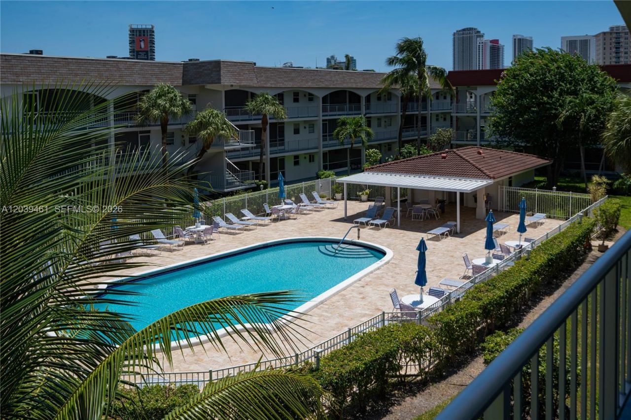 541 Blue Heron Dr , Unit 308, Hallandale Beach, FL 33009 Photo