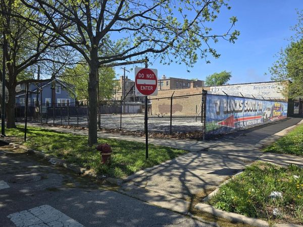 6936 N Western Avenue , Chicago, IL 60645