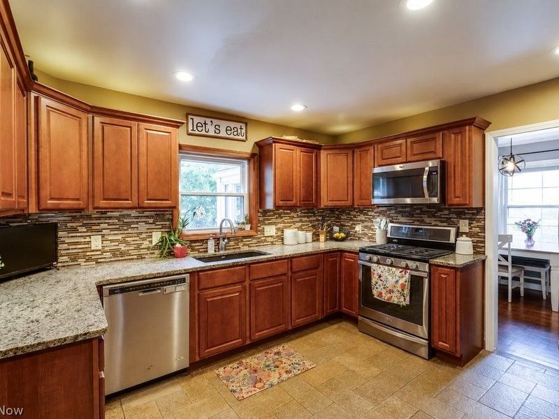 581 Palisades Drive, Akron, OH 44303 Photo 9