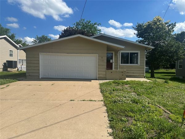 1122 3rd St E , Vinton, IA 52349