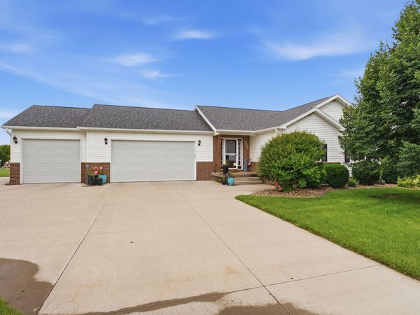 2733 BIRDIE DR, Muscatine, IA 52761