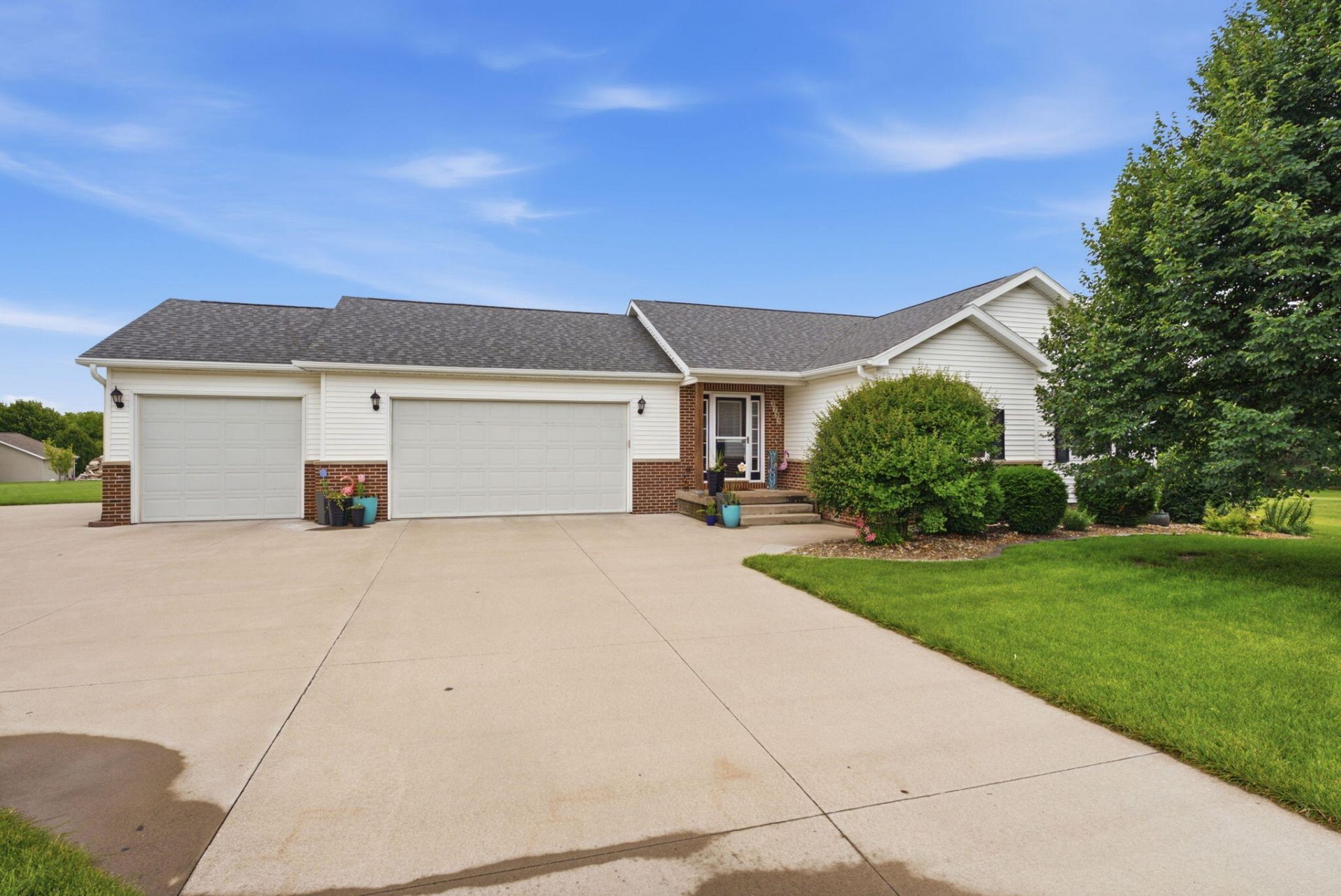 2733 Birdie Dr, Muscatine, IA 52761 Main Photo