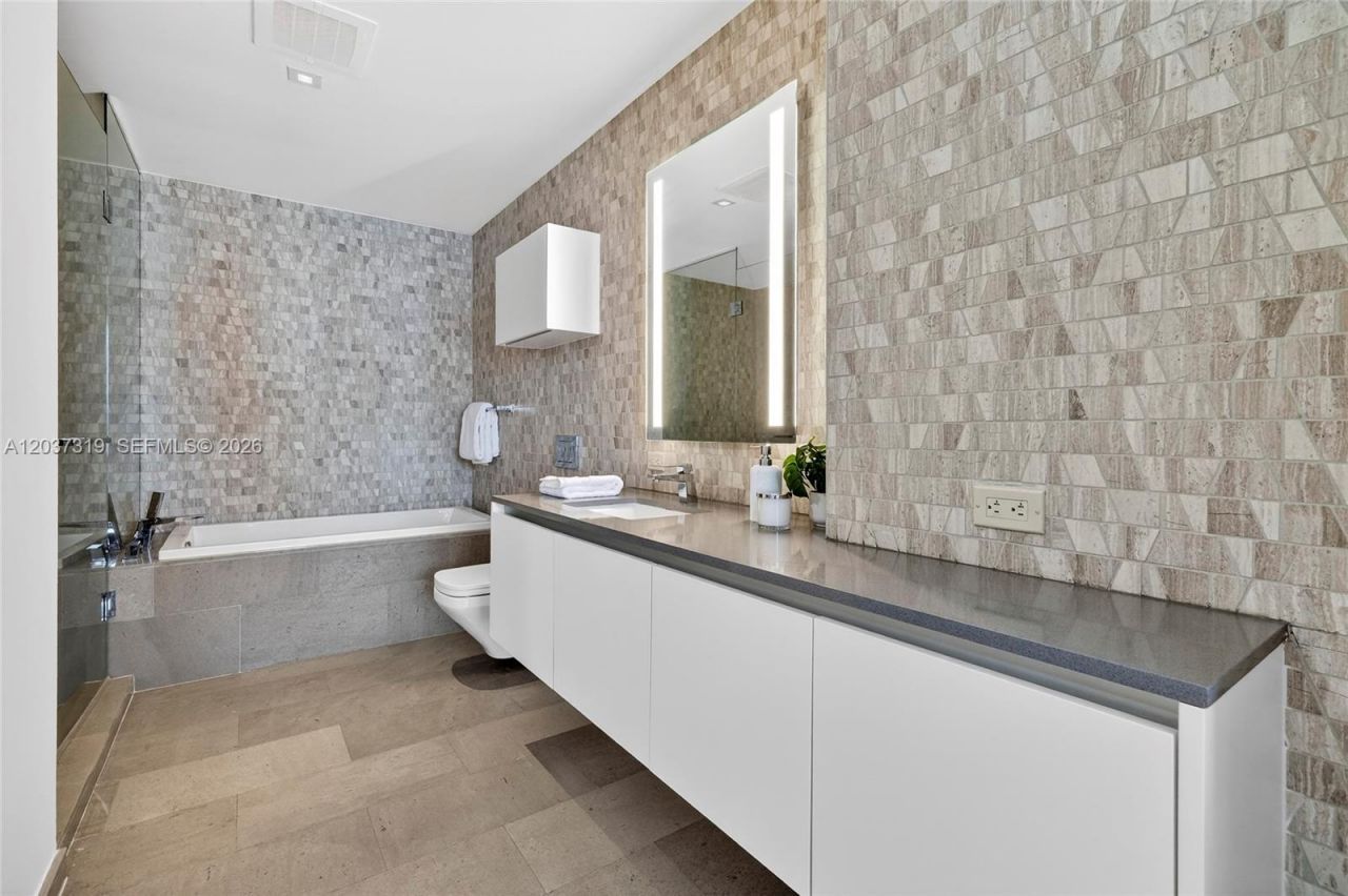 68 SE 6th St, Unit 3506, Miami, FL 33131 Photo