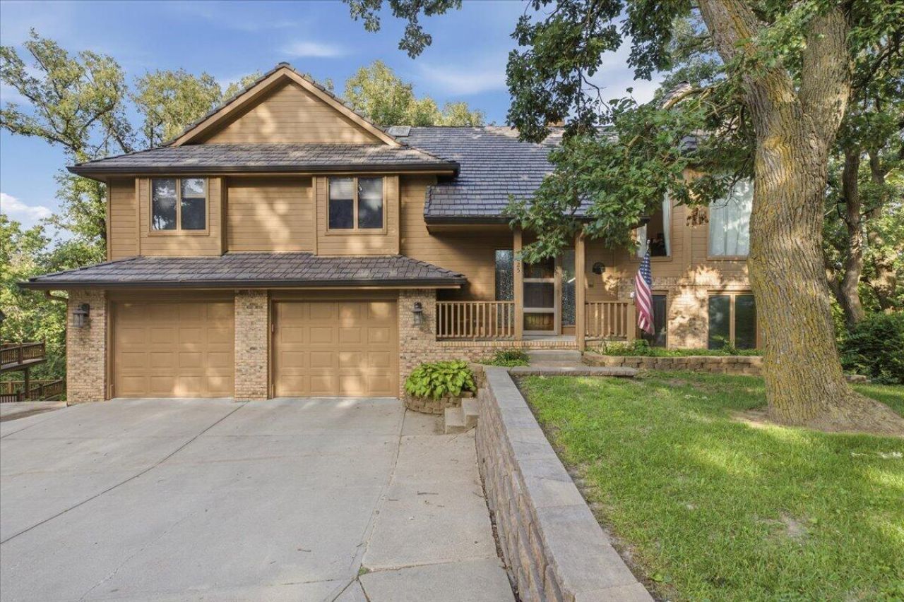 825 Timbercrest Drive, Council Bluffs, IA 51503 Main Photo