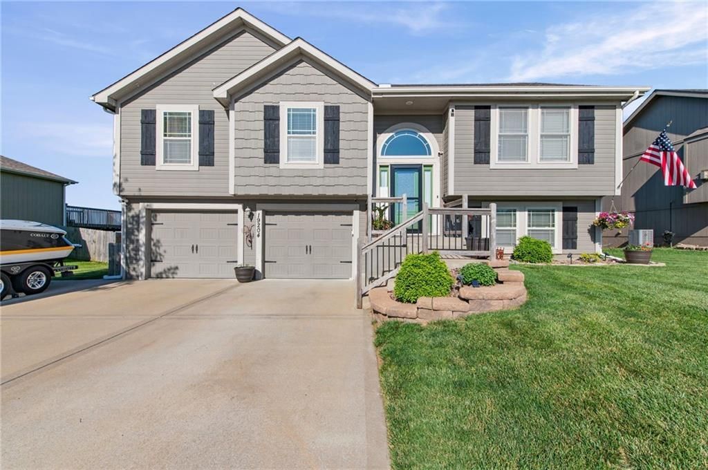 19204 Corbyn Lane, Smithville, MO 64089 Main Photo
