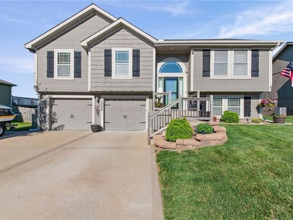 19204 Corbyn Lane, Smithville, MO 64089