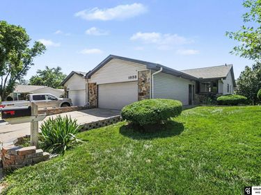 1858 N 93 Court, Omaha, NE 68114