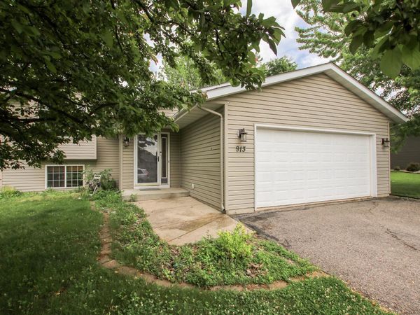 913 Carolina Parkway NW, Hutchinson, MN 55350