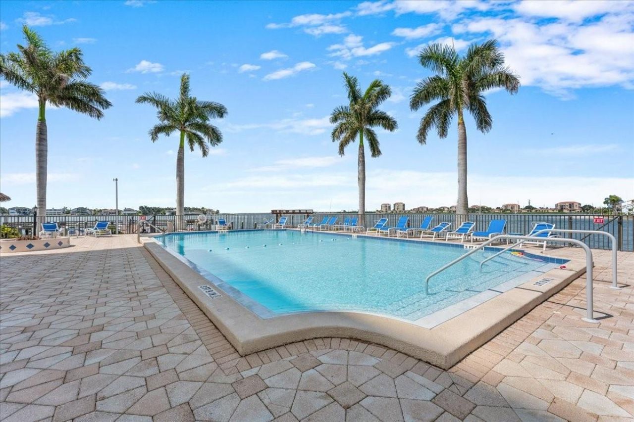 5220 Brittany Drive S, Unit 1501, Saint Petersburg, FL 33715 Photo