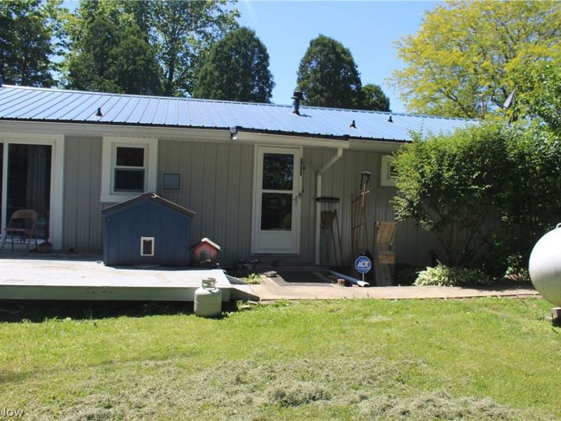 10182 Andora Road NE, East Rochester, OH 44625 Photo 4