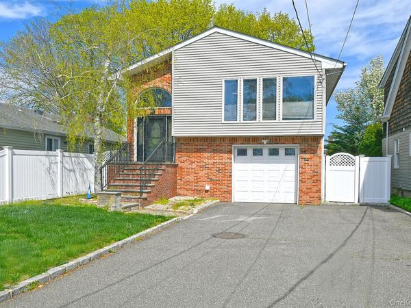 76 E 12th Street , Huntington Station, NY 11746