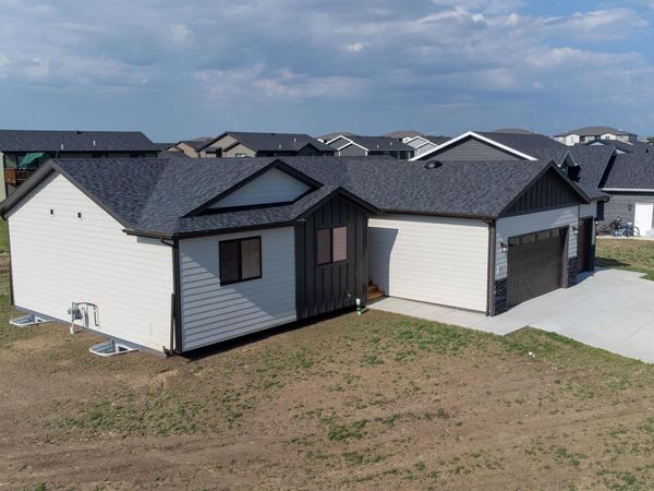 933 PETROS DR, Rapid City, SD 57701