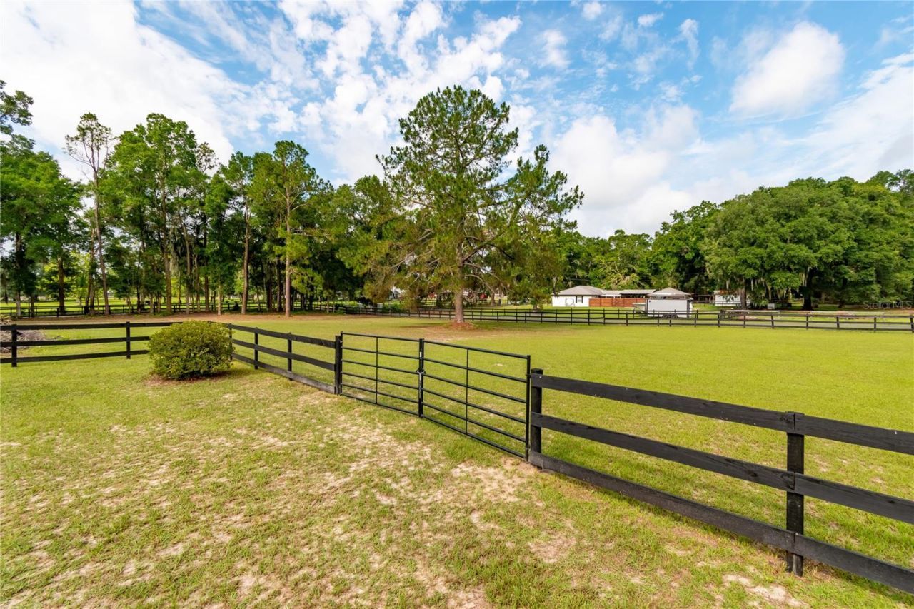2735 NE 127th Place , Anthony, FL 32617 Photo