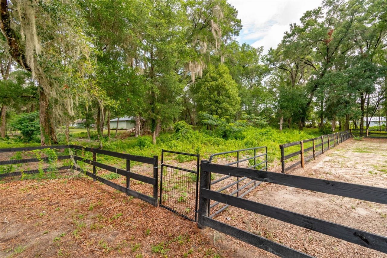 2735 NE 127th Place , Anthony, FL 32617 Photo