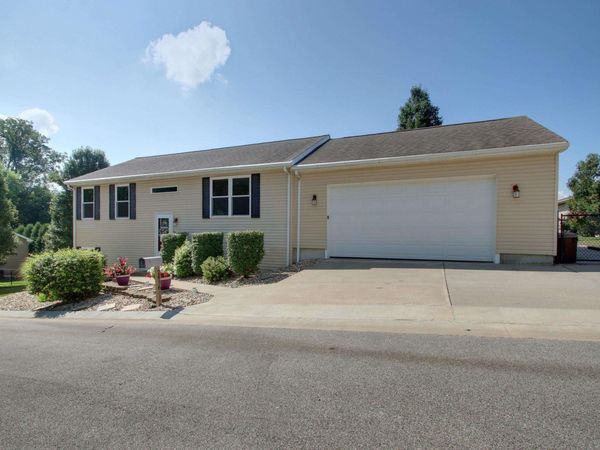 2416 VAN BUREN Street, Quincy, IL 62305