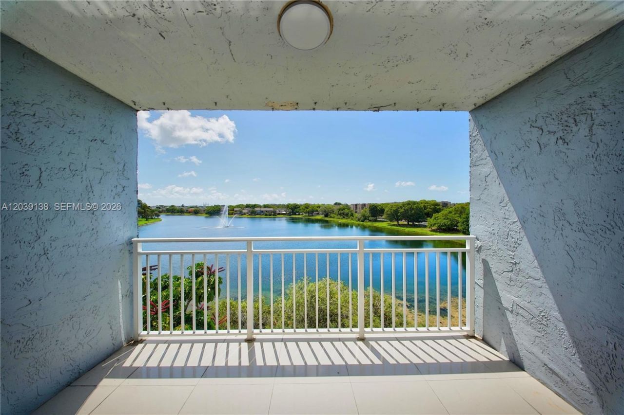 9351 Fontainebleau Blvd, Unit B415, Miami, FL 33172 Photo