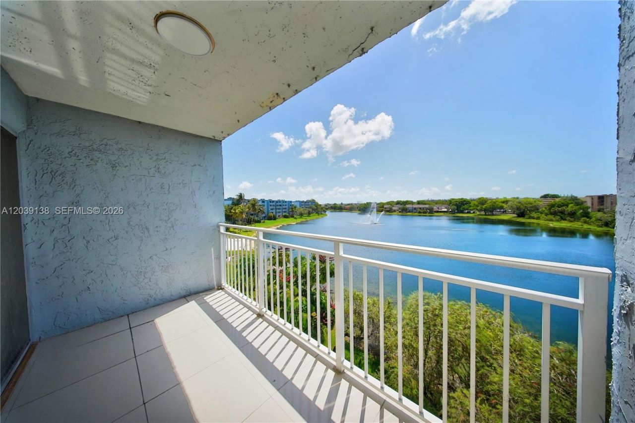 9351 Fontainebleau Blvd, Unit B415, Miami, FL 33172 Photo