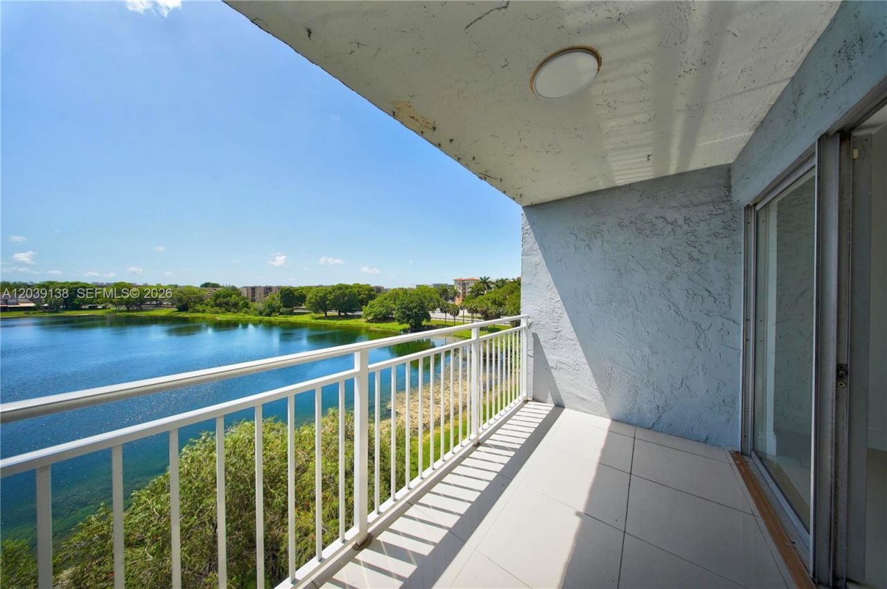 9351 Fontainebleau Blvd, Unit B415, Miami, FL 33172 Photo