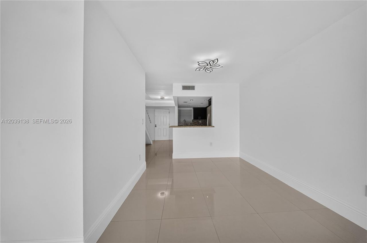 9351 Fontainebleau Blvd, Unit B415, Miami, FL 33172 Photo