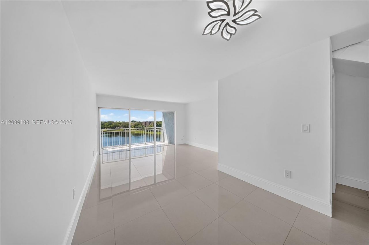 9351 Fontainebleau Blvd, Unit B415, Miami, FL 33172 Photo