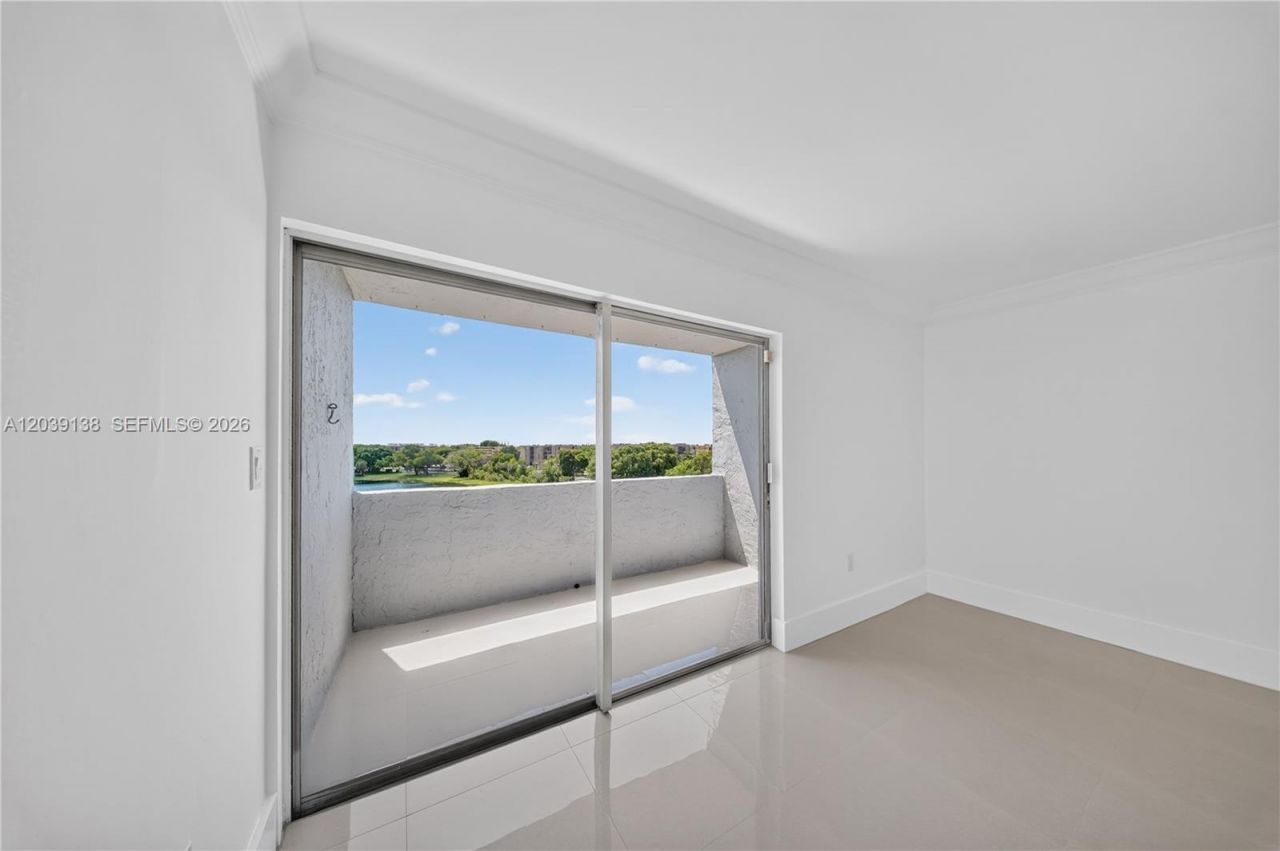 9351 Fontainebleau Blvd, Unit B415, Miami, FL 33172 Photo