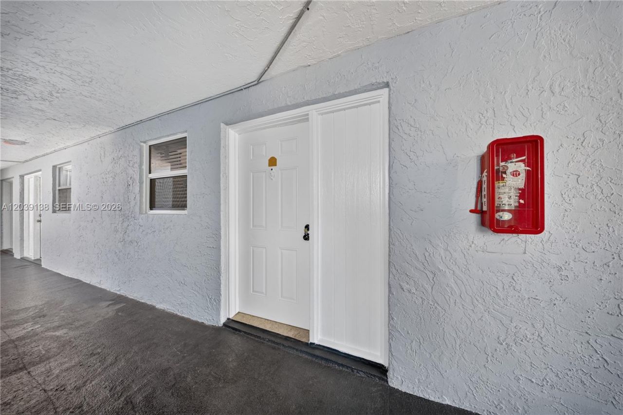 9351 Fontainebleau Blvd, Unit B415, Miami, FL 33172 Photo