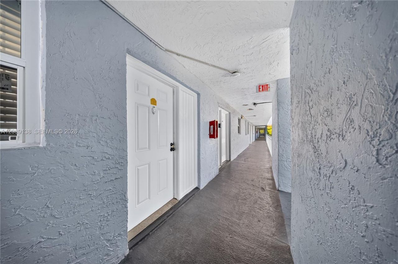 9351 Fontainebleau Blvd, Unit B415, Miami, FL 33172 Photo