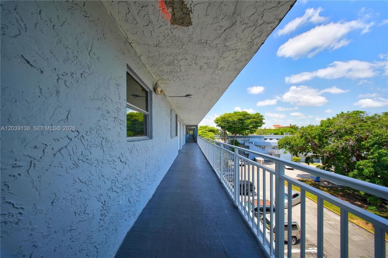 9351 Fontainebleau Blvd, Unit B415, Miami, FL 33172 Photo