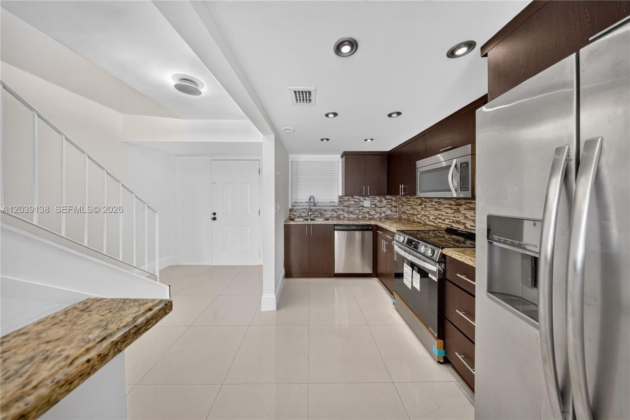 9351 Fontainebleau Blvd, Unit B415, Miami, FL 33172 Photo