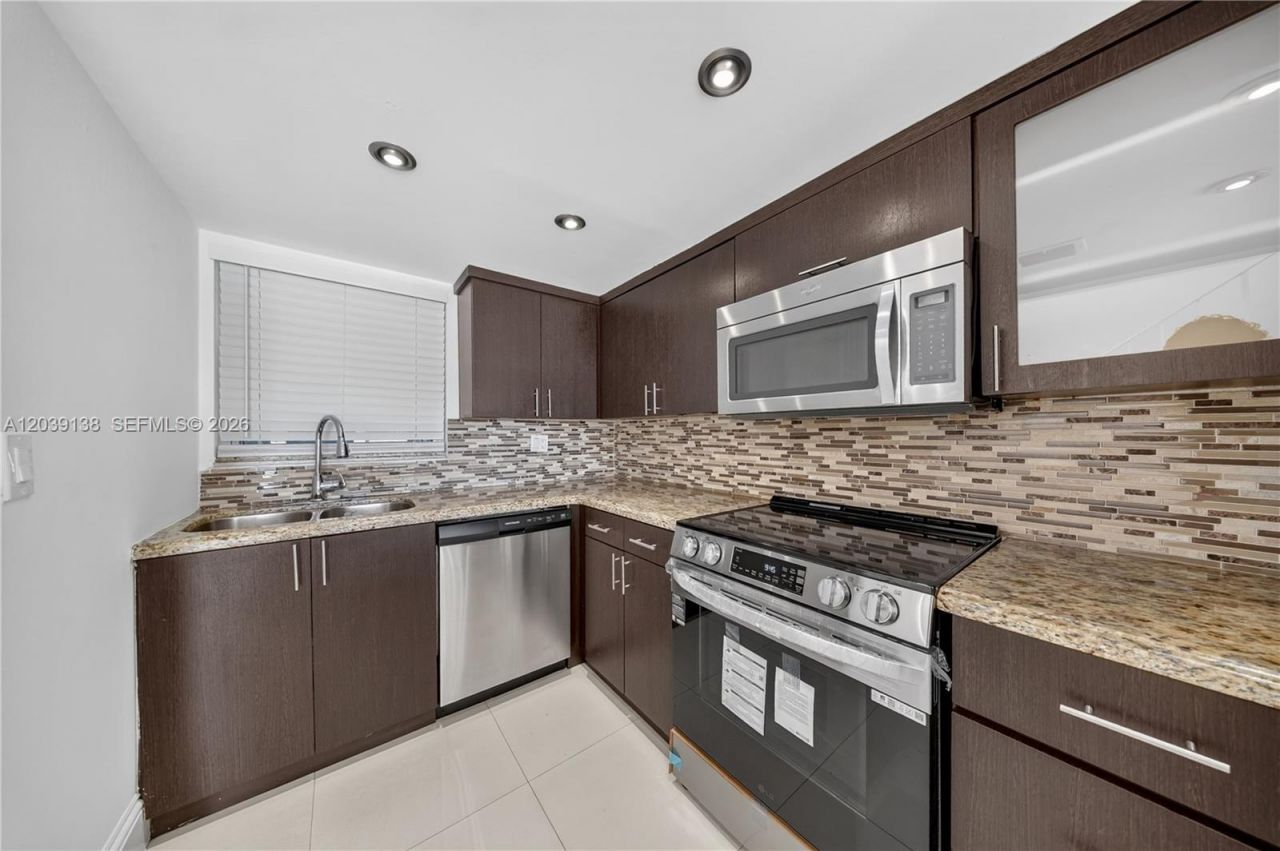 9351 Fontainebleau Blvd, Unit B415, Miami, FL 33172 Photo