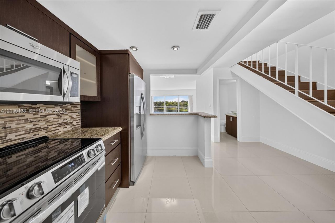 9351 Fontainebleau Blvd, Unit B415, Miami, FL 33172 Photo