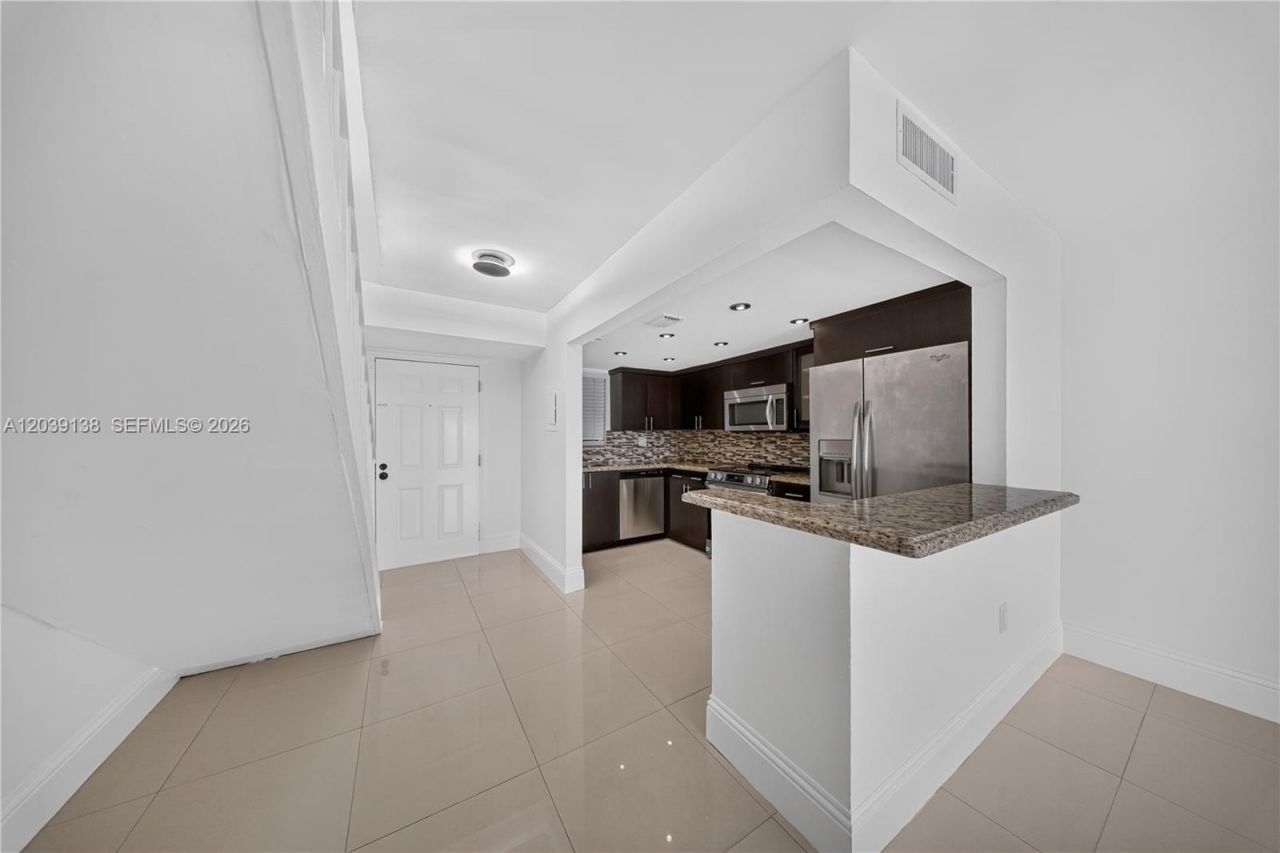 9351 Fontainebleau Blvd, Unit B415, Miami, FL 33172 Photo
