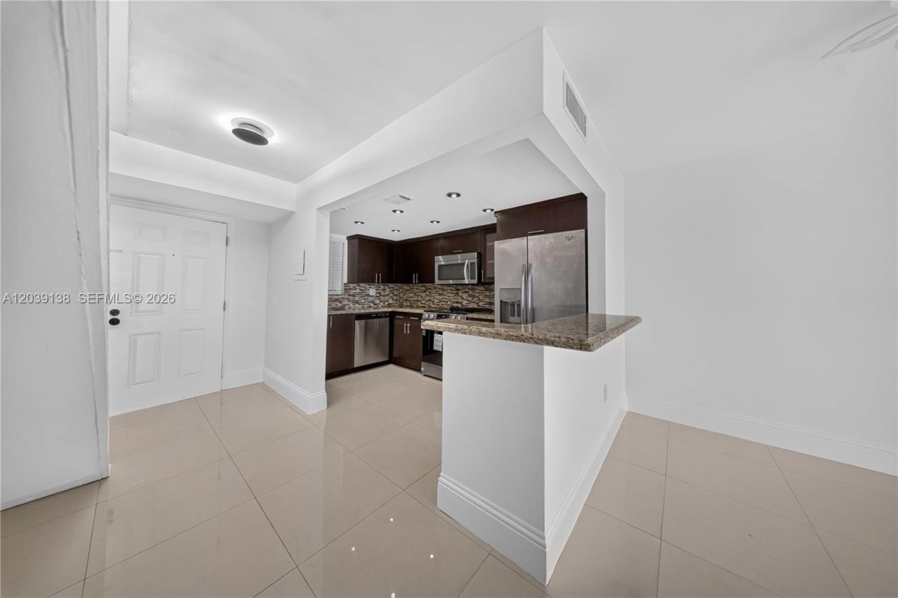 9351 Fontainebleau Blvd, Unit B415, Miami, FL 33172 Photo