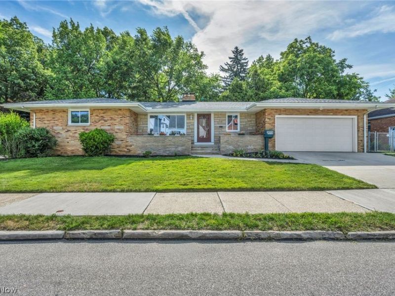 10910 Edgepark Drive, Garfield Heights, OH 44125 Photo 2