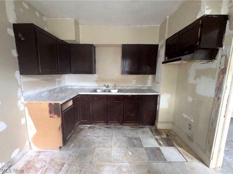 10006 Somerset Avenue, Cleveland, OH 44108 Photo 17