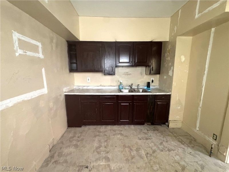 10006 Somerset Avenue, Cleveland, OH 44108 Photo 9