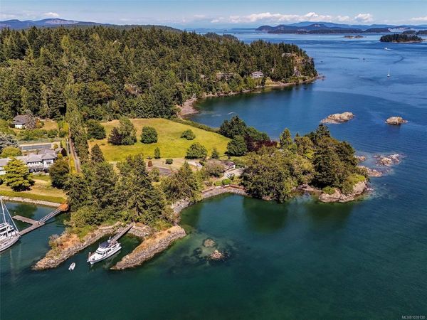 10814 Beach Rd, North Saanich, BC V8L 5H6