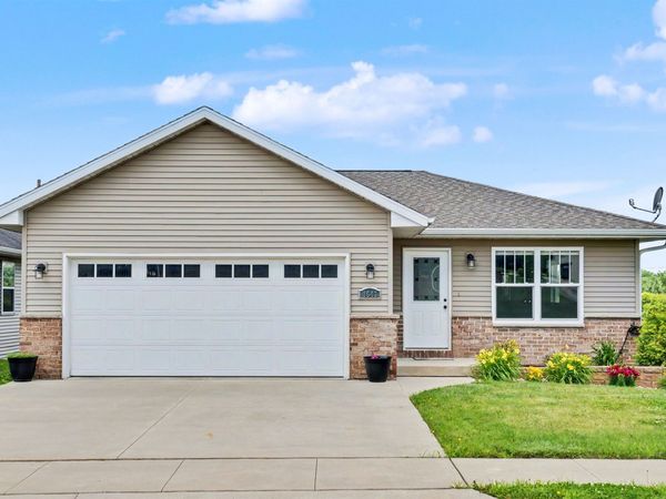 1543 Pebble Creek Drive, Dubuque, IA 52002