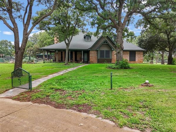301 Ryan Avenue, Burleson, TX 76028