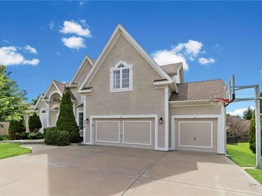 9020 N Oxford Avenue, Kansas City, MO 64157