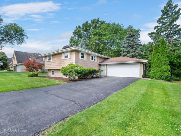 102 Hill Street , Roselle, IL 60172