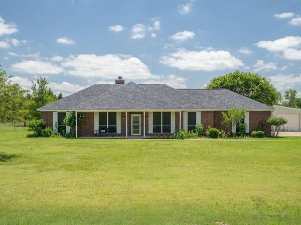 697 Meadowview Circle , Van Alstyne, TX 75495