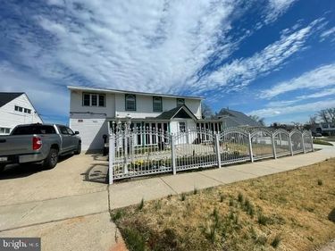 10 MIDDLE ROAD, LEVITTOWN, PA 19056