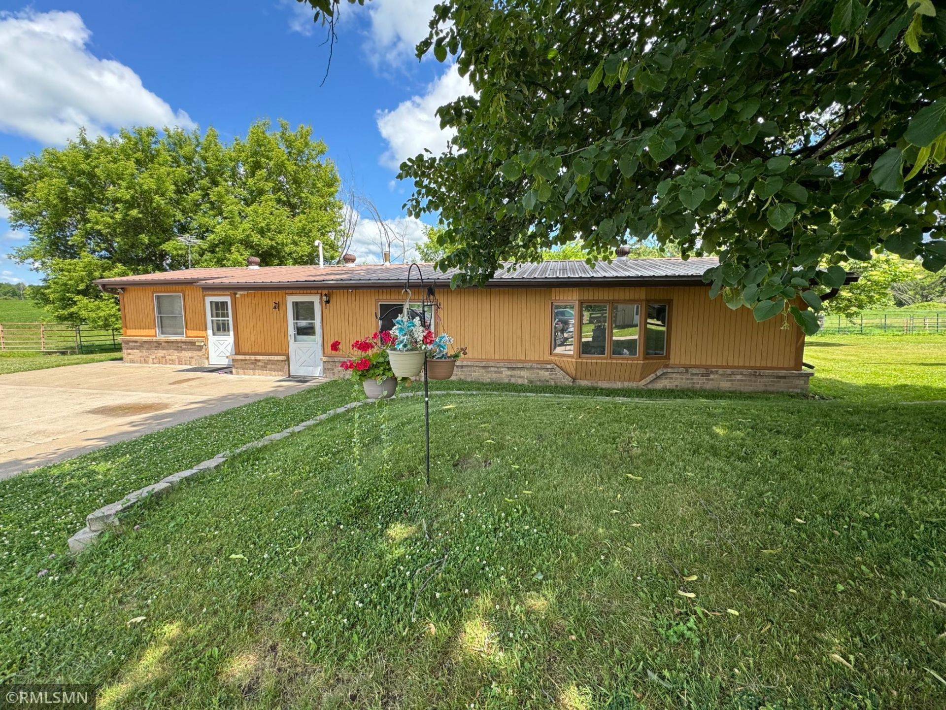 41806 Davenport Street NE, Braham, MN 55006